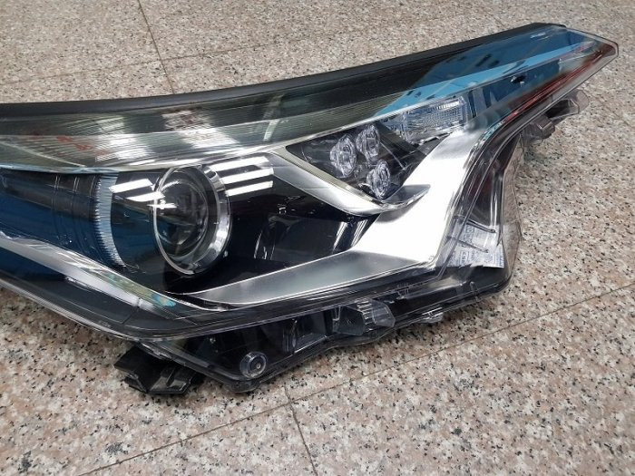 2017~2019 CHR C-HR 右邊原廠大燈燈殼一個